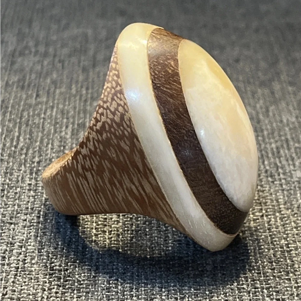 Vintage Large Oval Wood And Mother Of Pearl Statement Ring Sz 9 - Picture 6 of 8